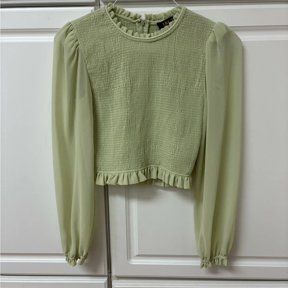 😁Elegant Light Green Ruffle Blouse - Picture 1 of 4
